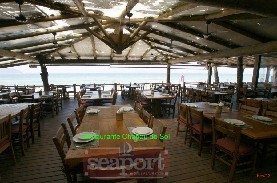 Restaurante vizinho, frente mar: Chapéu de Sol Badauê