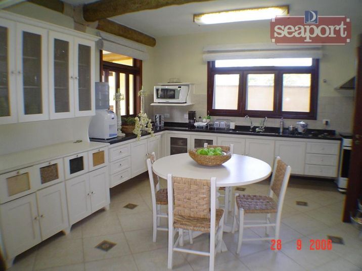 Cozinha e mesa jantar