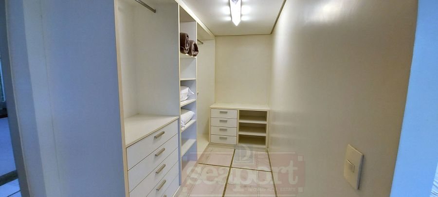 Suite Master1 Closet