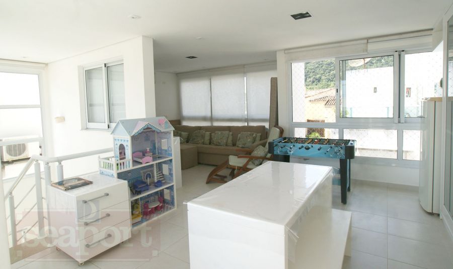 Mezzanino com sala de jogos 