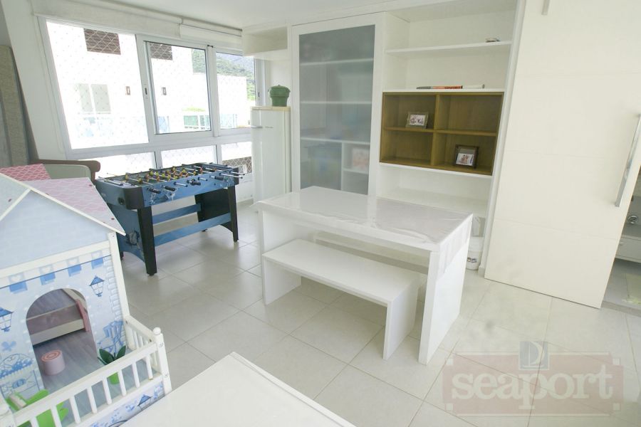 Mezzanino com sala de jogos