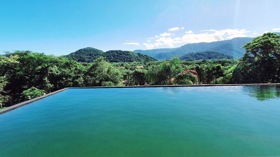 Piscina com Borda Infinita do CondomÃ­nio 
