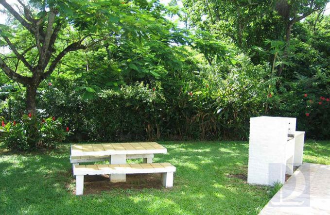 Jardim e Churrasqueira