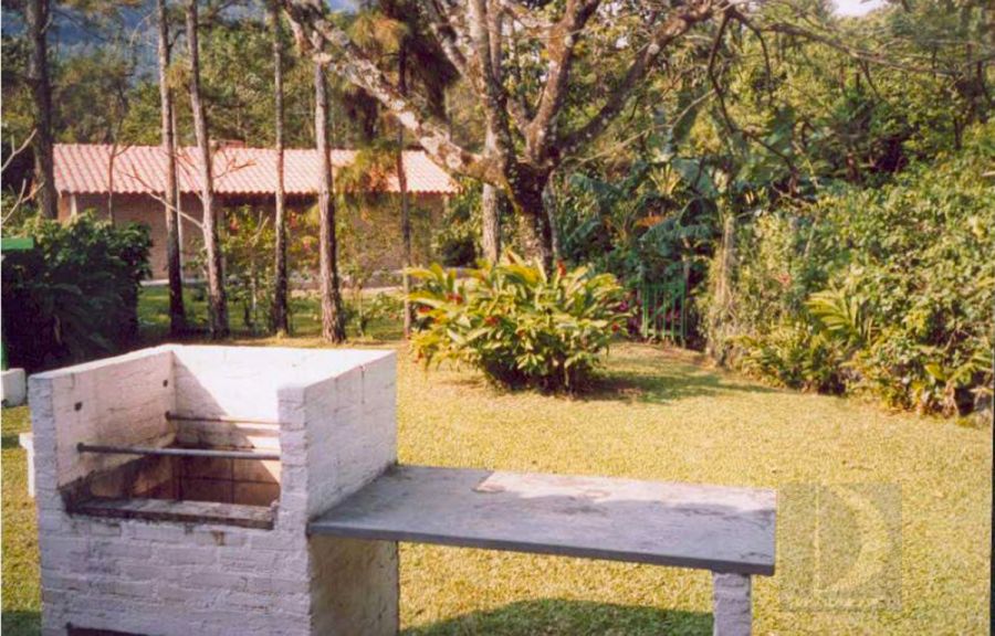 Jardim e Churrasqueira 