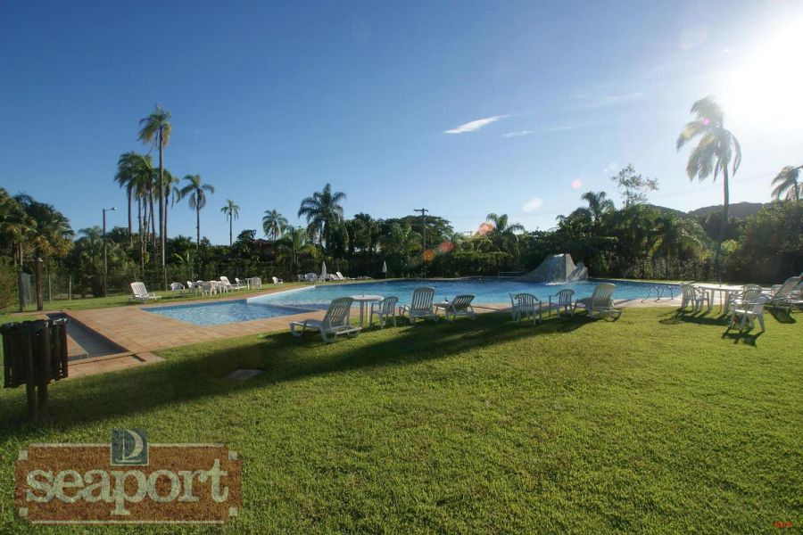 Piscina Comum e Jardim