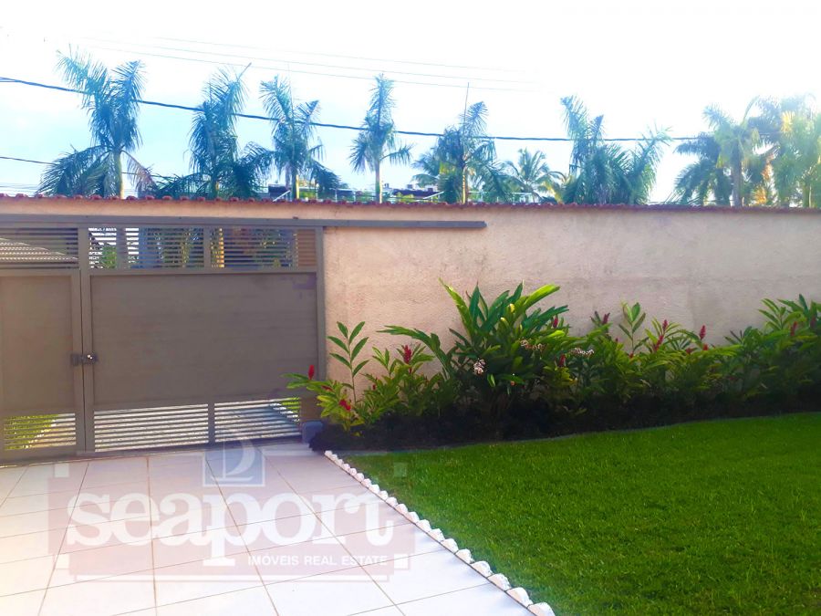 Jardim e estacionamento 