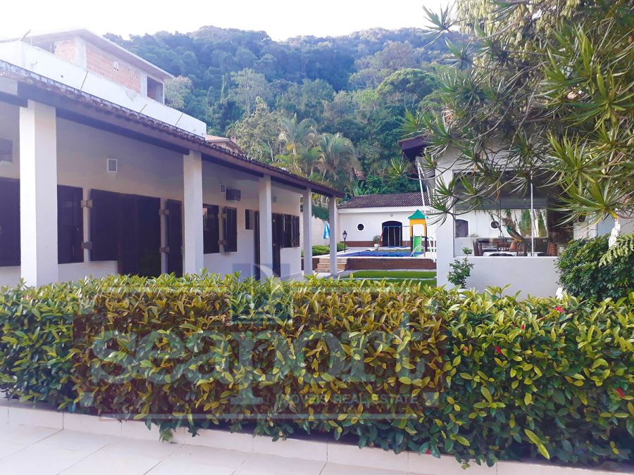 Fachadas Piscina e casa adicional 