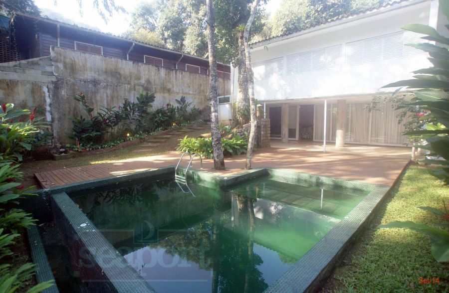Fachada e Piscina