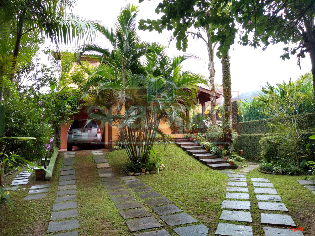 Jardim e estacionamento