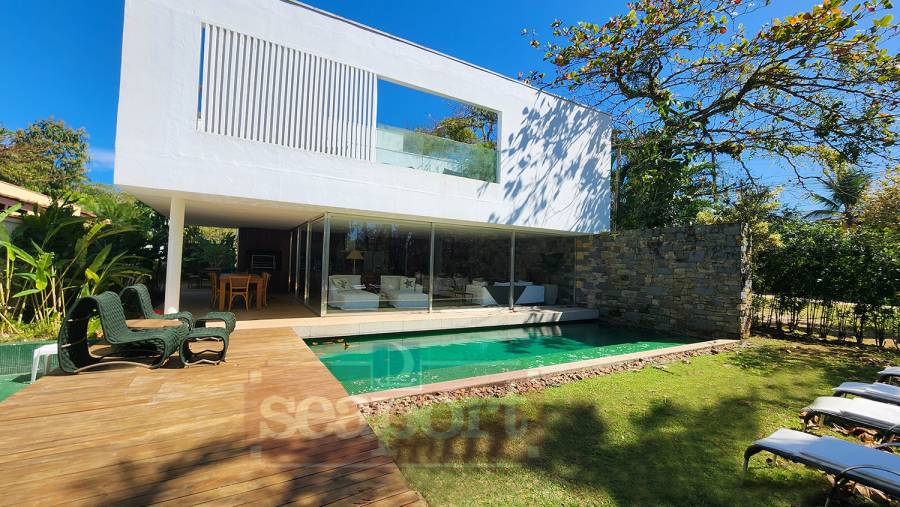 Fachada e Piscina Frente ao Mar 