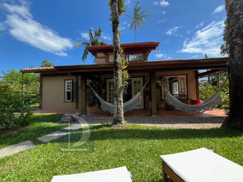 Fachada e Jardim Fachada e Jardim
