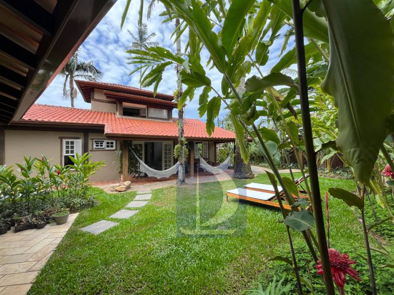 Fachada e Jardim Fachada e Jardim