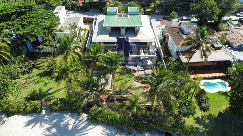 Fachada com jardim Frente ao mar 