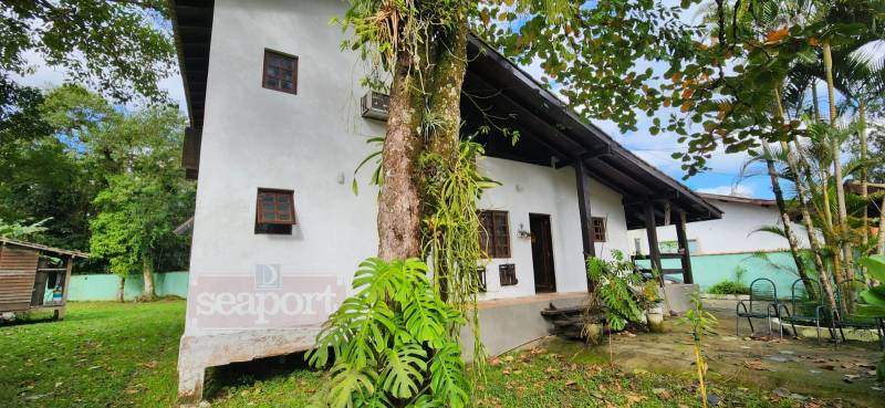 Vista lateral e varanda 