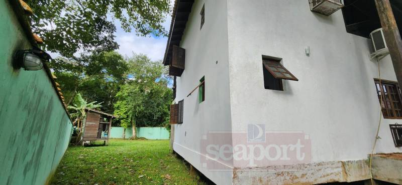 Vista lateral e varanda 