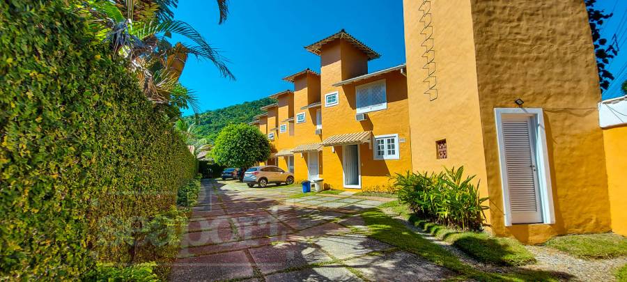 Fachada e Rua interna do condomínio 