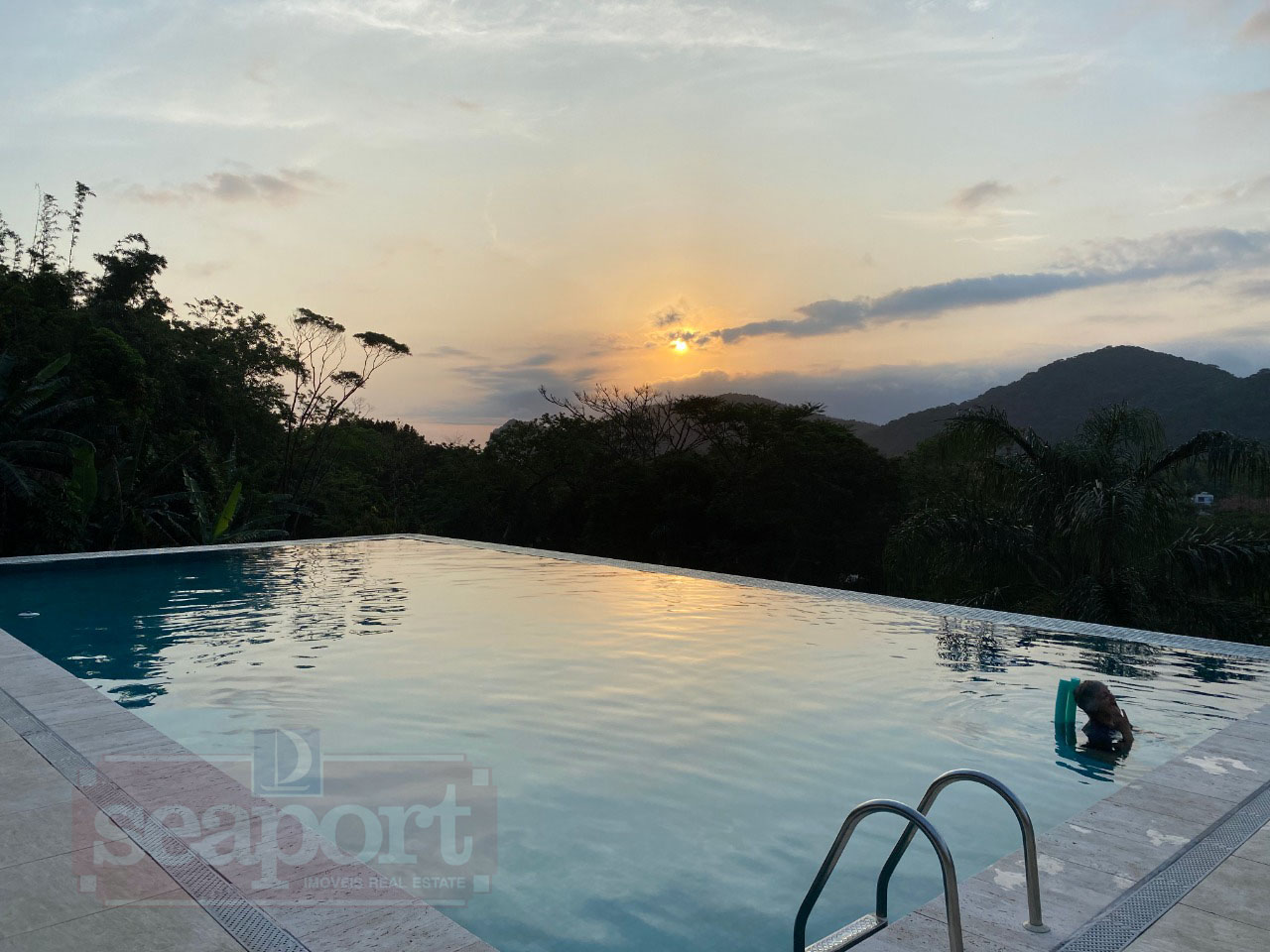 Piscina Borda Infinita