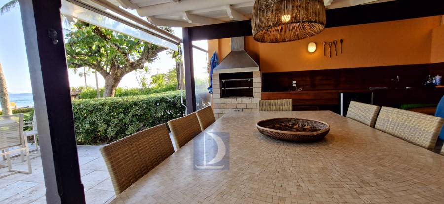 Varanda e espaço gourmet frente ao mar 