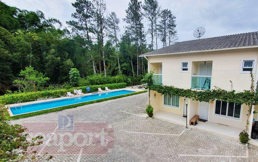 Fachada do condomínio e piscina 