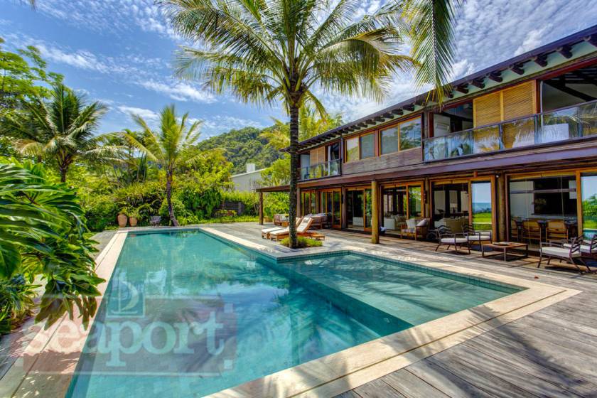 Fachada e Piscina Frente ao Mar 