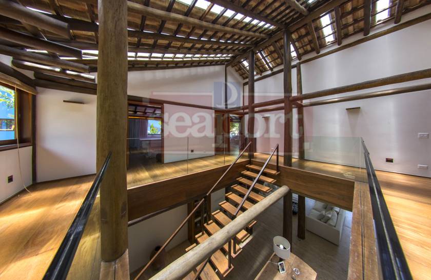 Escada acesso suítes 