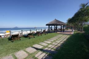 Deck do Condomínio com cadeiras e quiosque