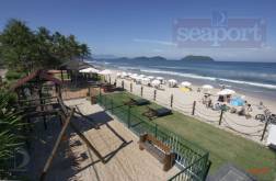 Playground Frente ao mar e serviço de praia com 4 cadeiras, 2 guarda sol e mesinha