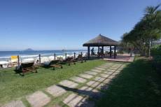 Deck da praia com quisque, banheiros e chuveirÃ£o