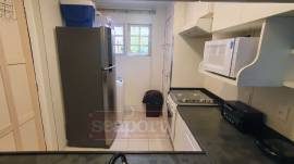 Cozinha com micro-ondas, lava pratos, forninho elÃ©trico, lava pratos.