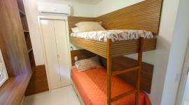 SuÃ­te 3 com beliche e sub-cama, ar condicionado quente e frio, e ventilador de teto
