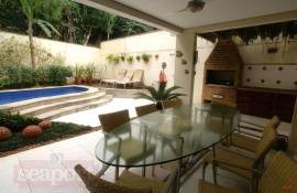 Piscina e espaço gourmet 