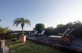 Deck sollário frente ao mar