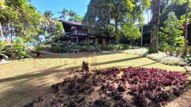 Fachada e Jardim Frente ao Mar 