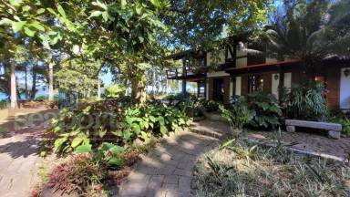 Fachada e Jardim Frente ao Mar 