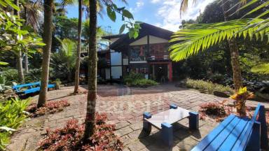 Fachada e Jardim Frente ao Mar 