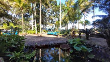 Fachada e Jardim Frente ao Mar 