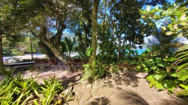 Fachada e Jardim Frente ao Mar 