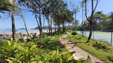 Jardim do condomínio Frente ao mar 