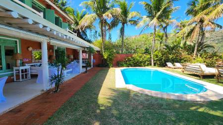 Varanda e Piscina Frente ao Mar 