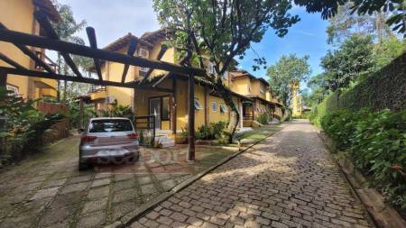 Fachada e rua interna do Condomínio 