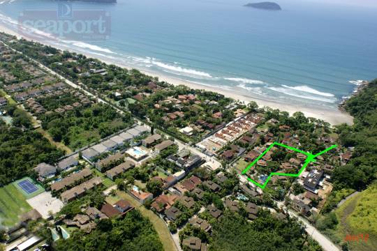 Condomínio e posição da casa na Praia da Baleia 