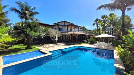 Fachada e Piscina Privativa 