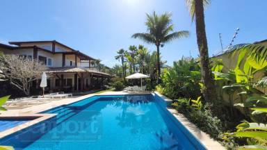 Fachada e Piscina Privativa 