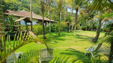 Fachada e Jardim Frente ao Mar 