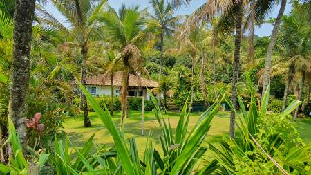 Fachada e Jardim Frente ao Mar 