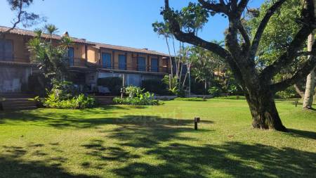 Fachada e Jardim Frente ao Mar 