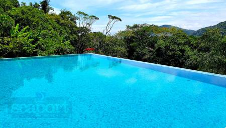 Piscina ampla de adultos com bordas infinitas