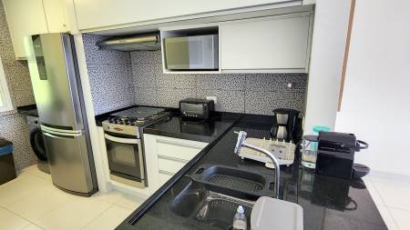 Cozinha equipada com lava-pratos, microondas, forno, fogÃ£o, forninho elÃ©trico, cafeteira Expresso e elÃ©trica, exaustor, panelas, talheres e louÃ§as para 8 hÃ³spedes