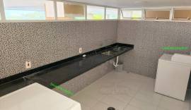 Lavanderia com mÃ¡quina de lavar e secar com fichas