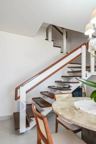 Sala de estar  e escada acesso dormitorios